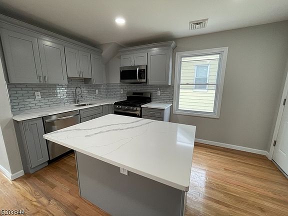 4th image of 124 Franklin St Floor 3
