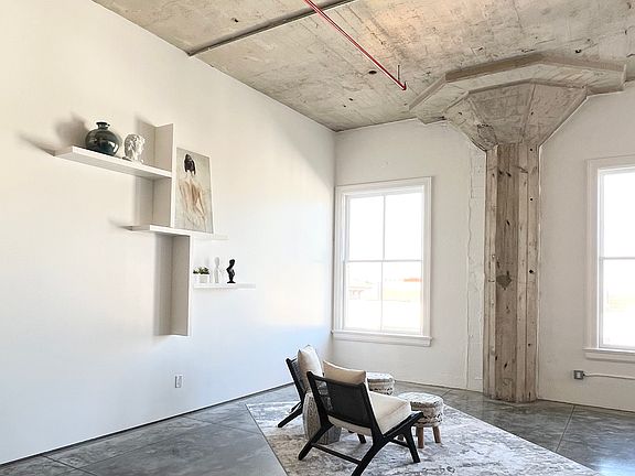 14' Tall Ceilings