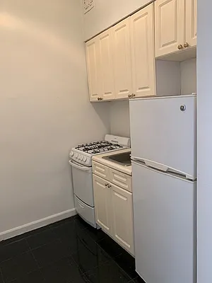 Rented by Salon Realty Corp | media 3