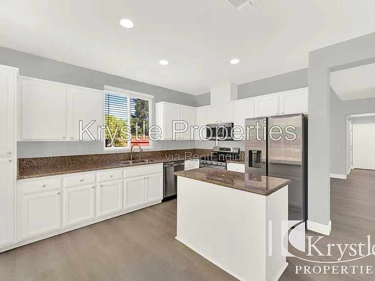 824 Cedarcrest Dr — Photo 15