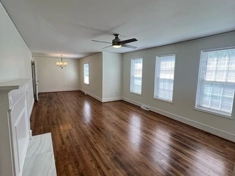 3 Bedroom 1.5 Bath Home Family Room, Living Room and Dining Room! - Eastside of Greenville — Photo 11