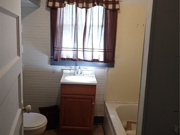 5th image of 102 E Clements Ave