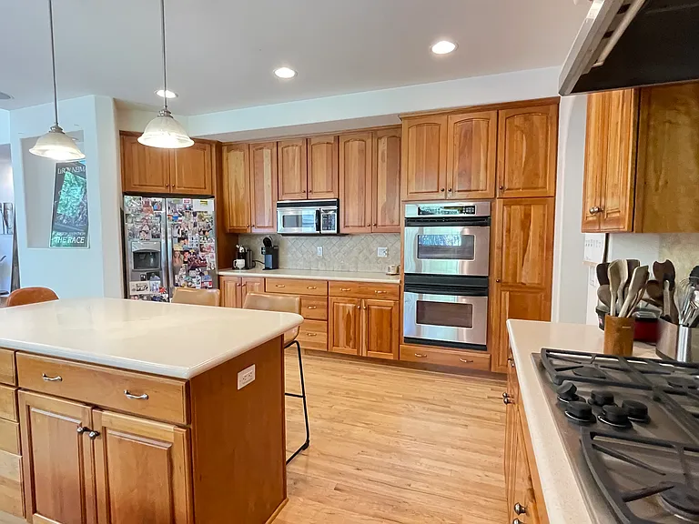 560 University Ave — Photo 21