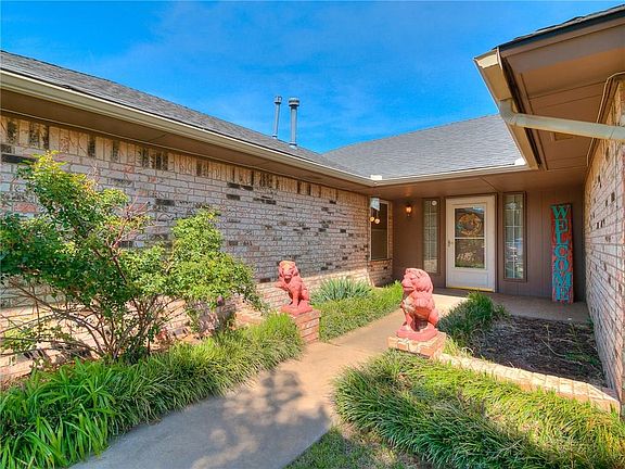4th image of 212 N Ramblin Oaks Dr