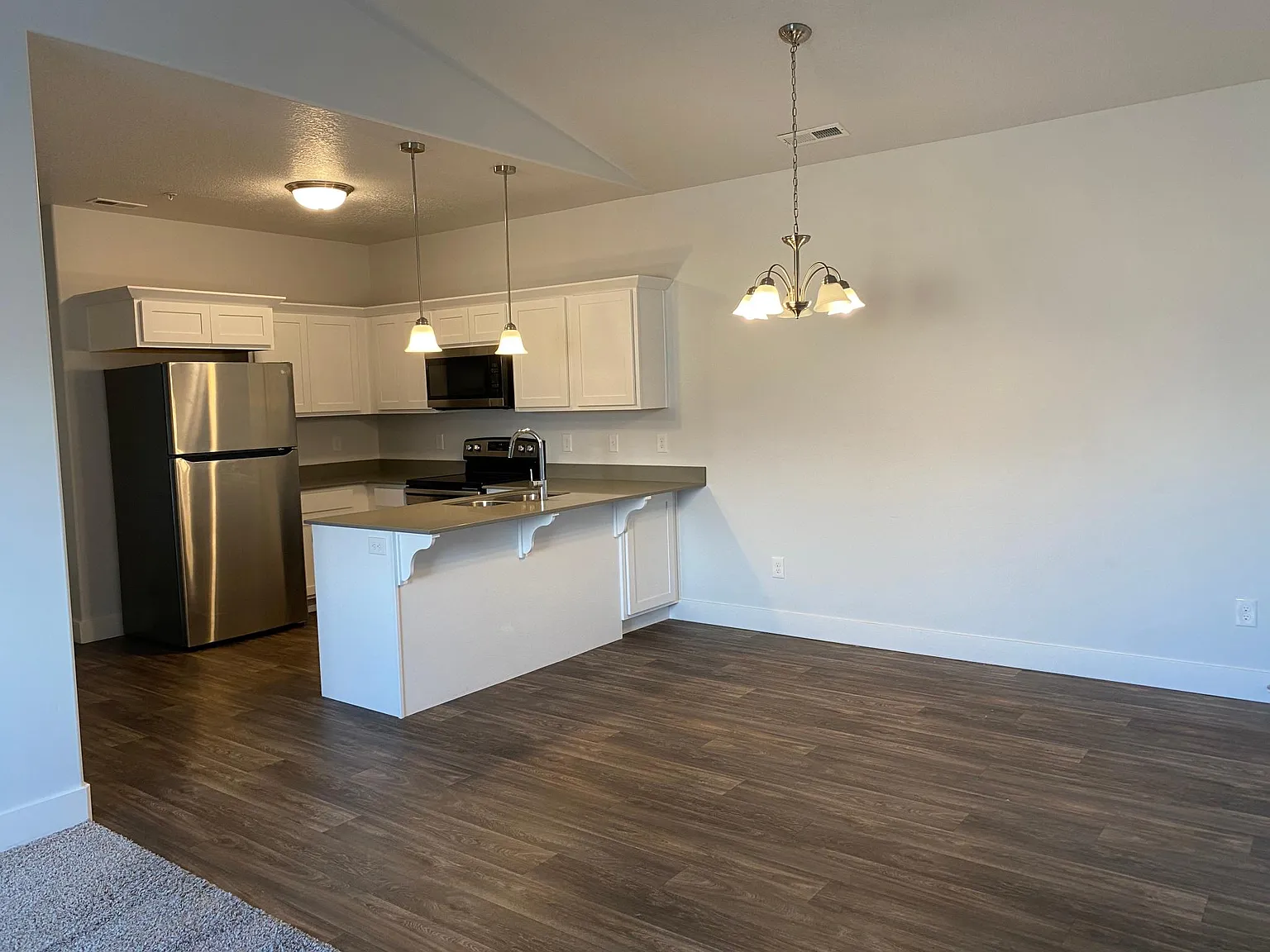 3 bed, 1272 sqft, $1,900 — Photo 4
