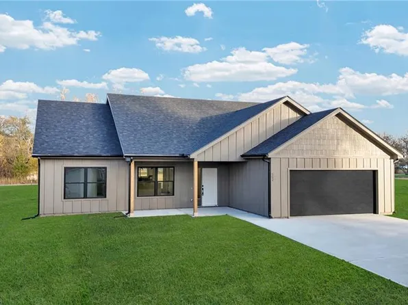 405 N Armstrong St, Pleasant Hill, MO 64080