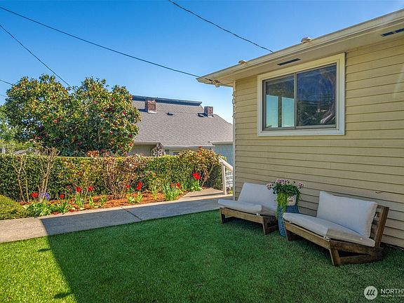 4th image of 4014 32nd Avenue SW