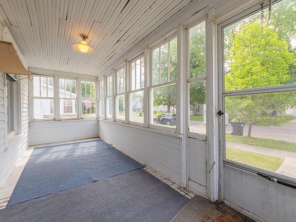 3rd image of 825 Conger St