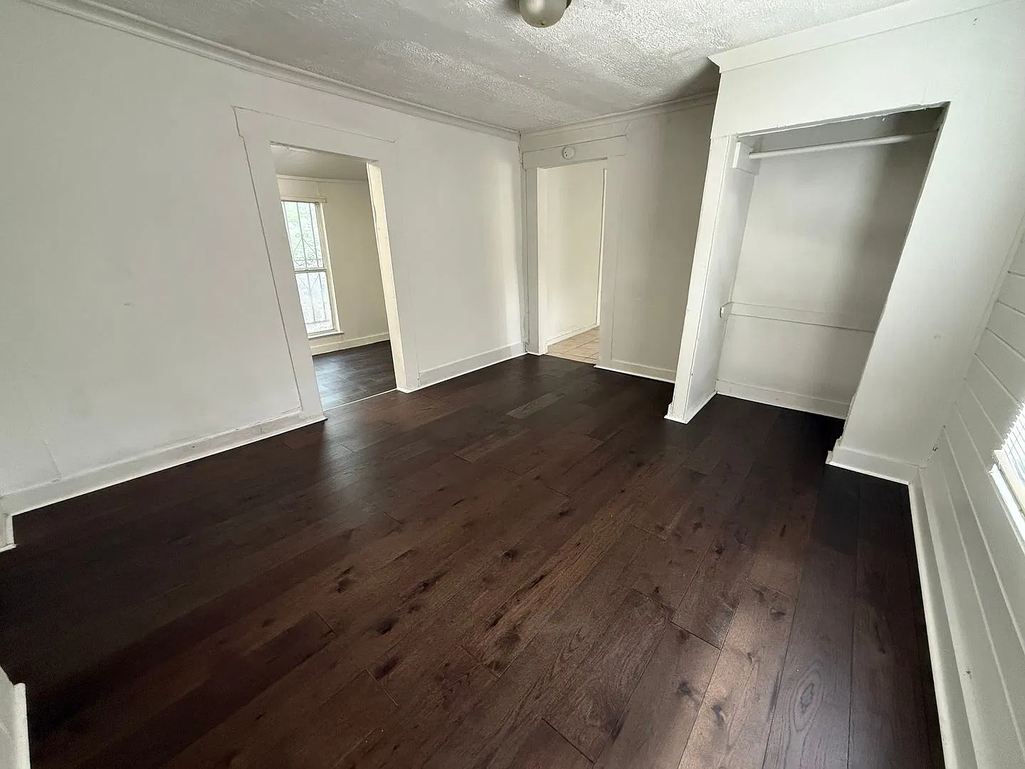Charming 1-Bedroom Apartment with Hardwood Floors Near Downtown San Antonio — Photo 4