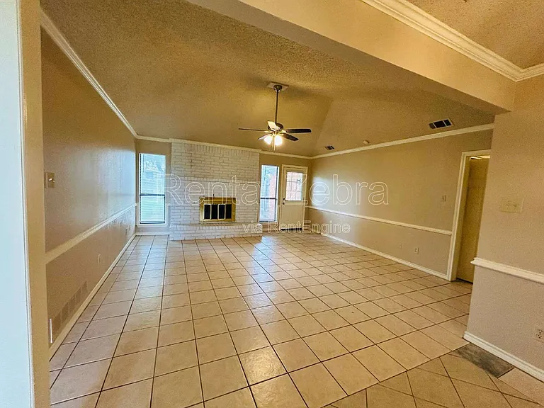 828 Haverford Ln — Photo 2