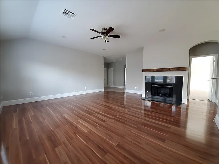3015 Eastwood Dr — Photo 2