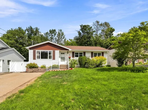 115 Cavalier Dr, Lower Sackville, NS B4C 3L1