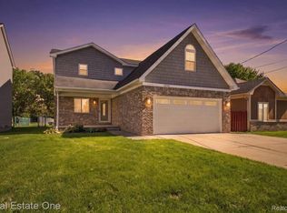 32432 Robeson St, Saint Clair Shores, MI 48082