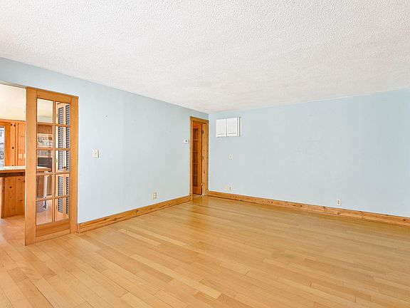 5th image of 190 Charles Ave