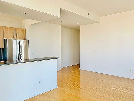 5th image of 229 W 60th St APT 25N