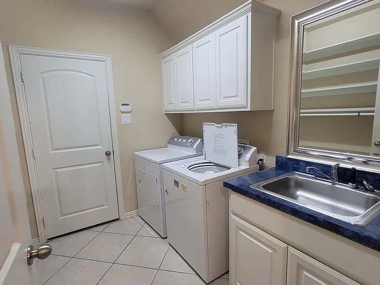 1020 Paradise Cv — Photo 17