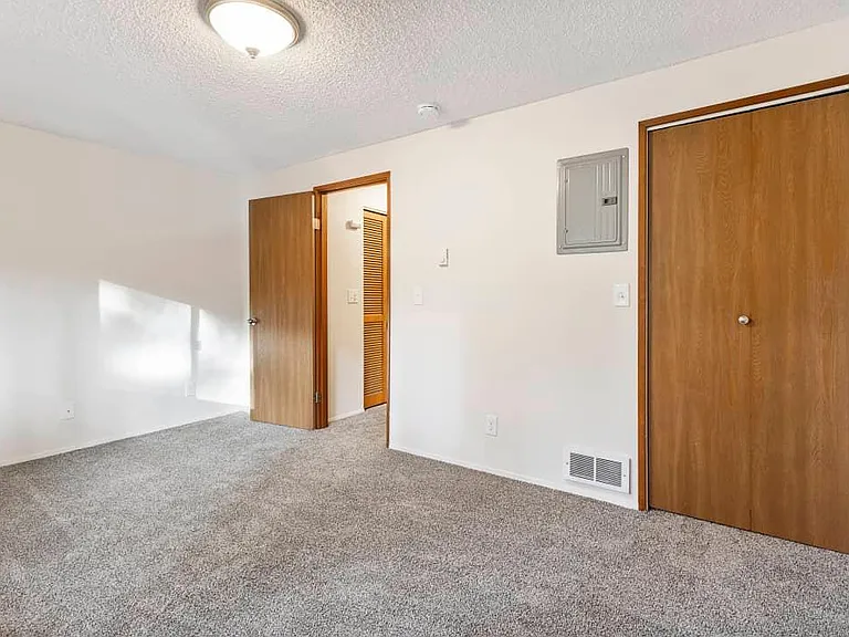 Sherwood Apartments — Photo 12