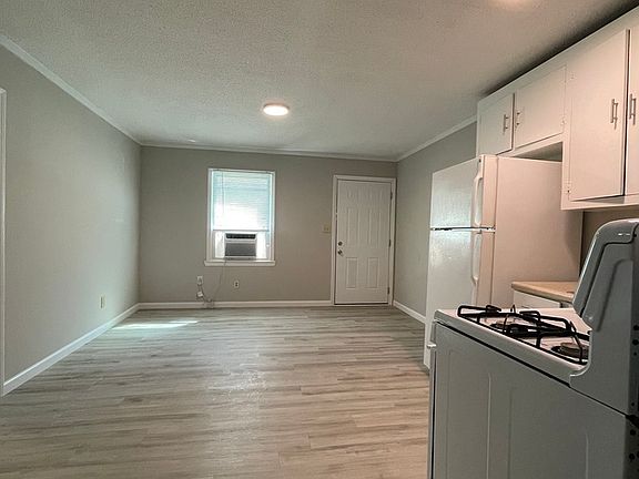 4th image of 936 Sycamore Ave APT D