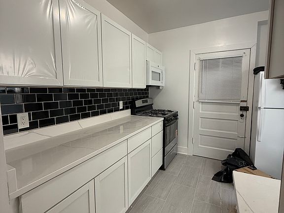 4th image of 2821 W Berteau Ave #2F