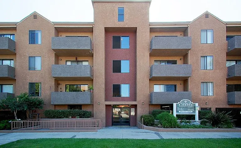 Lido Apartments - 3745 Glendon Ave — Photo 2
