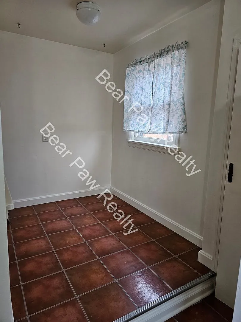 708 W 1st Ave — Photo 4