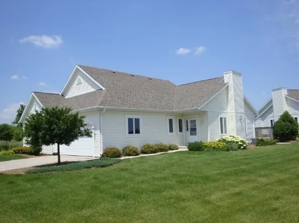 1746 Conestoga Ct, Hartford, WI 53027
