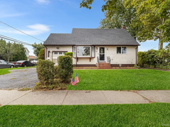 121 Thomas Avenue, Bethpage, NY 11714