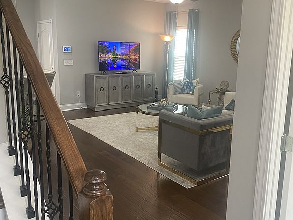 4th image of 325 Carellton Dr