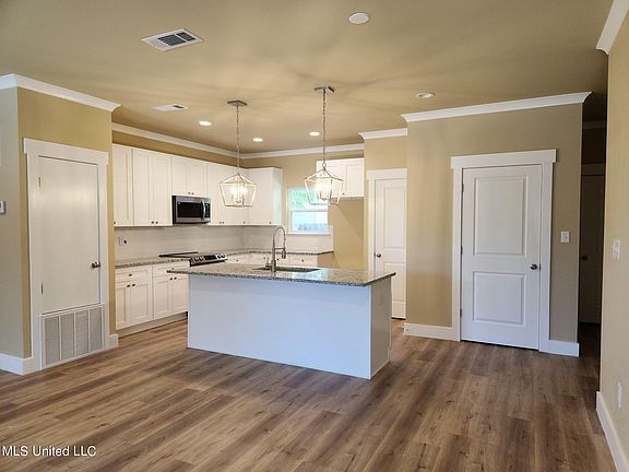5th image of 55 Oak Alley Ln