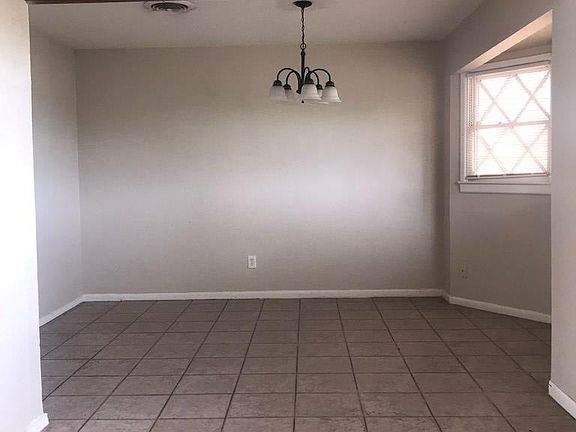 3rd image of 3050 Lakeview Dr