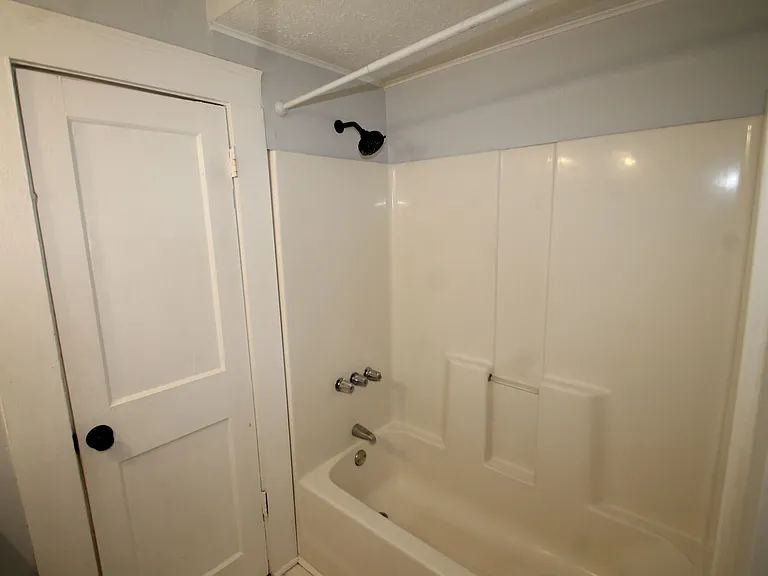 214 E 40th St #A — Photo 15