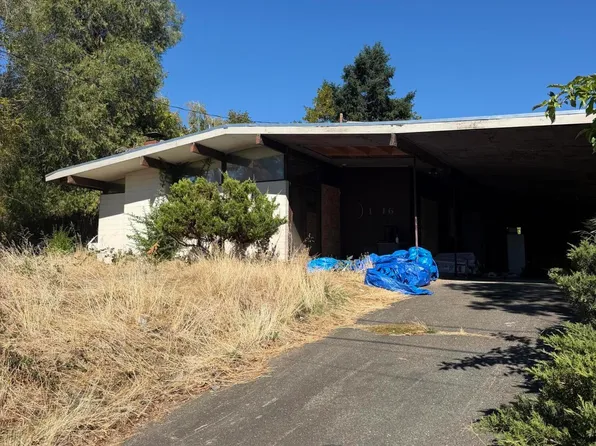 1016 NE A St, Grants Pass, OR 97526