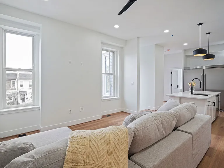 235 F St NE — Photo 31