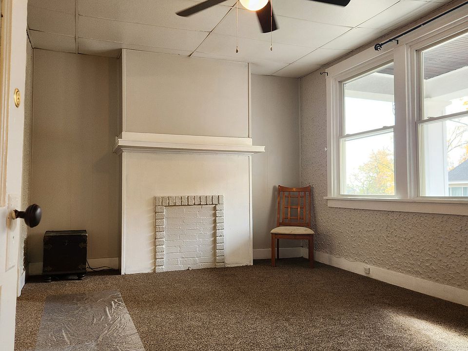 Livingroom with front porch