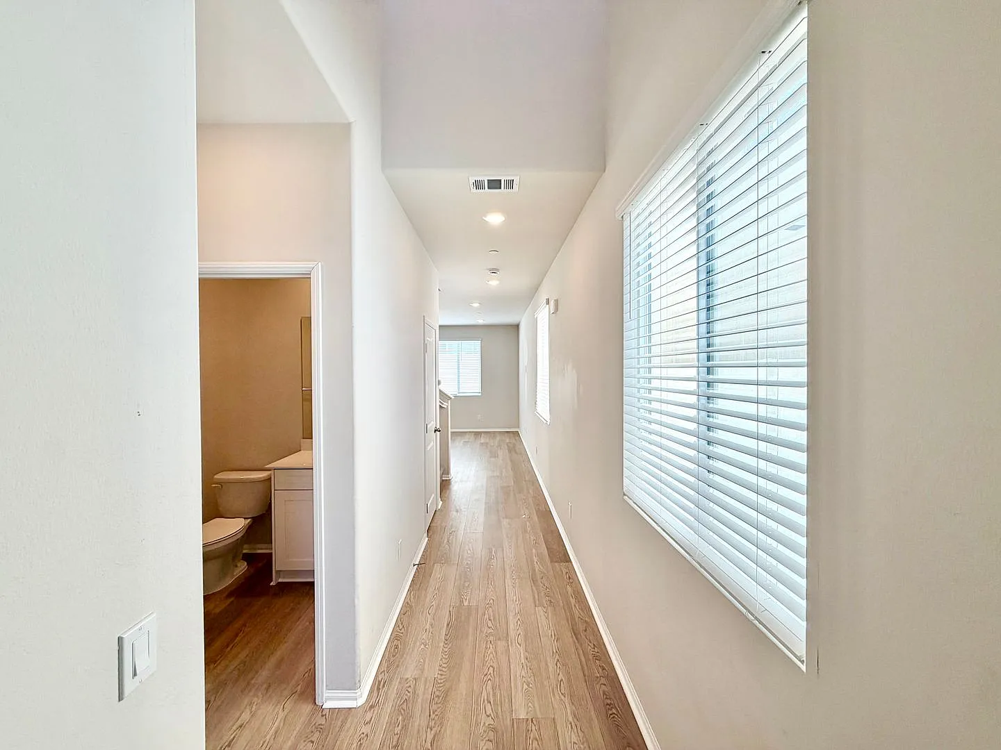 Modern 5 Bedroom Home With Solar Included In The Tierra Del Sol Community — Photo 4