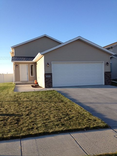 1st image of 905 31st Ave W