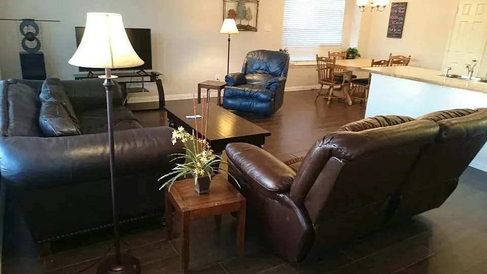 4 bed, 1790 sqft, $2,900 — Photo 2