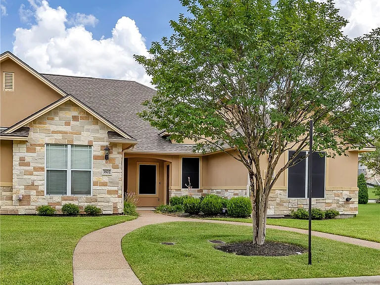 3800 Blackhawk Ln — Photo 1