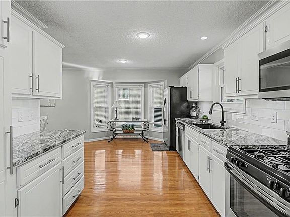 4th image of 833 Park Ave