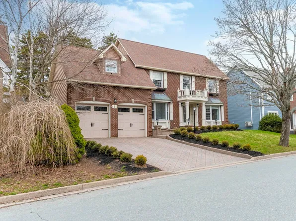 171 Cresthaven Dr, Halifax, NS B3M 4S4