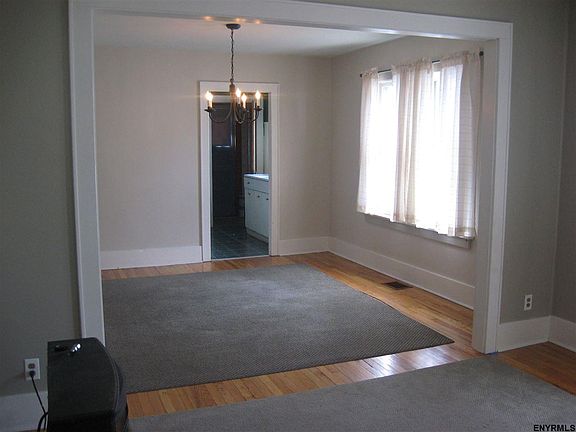 5th image of 17 Pine Ave