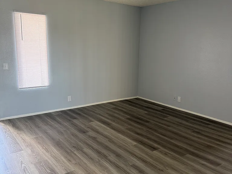 2100 W Devonshire Ave #18 — Photo 4