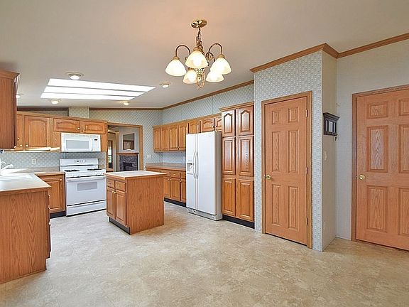 4th image of 7 Medallion Rd