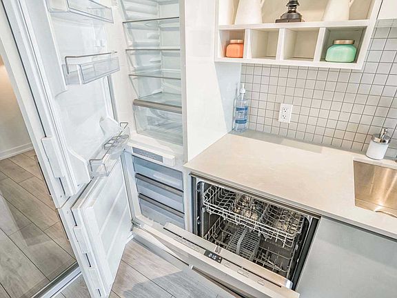 4th image of 950 Portage Pkwy #5305