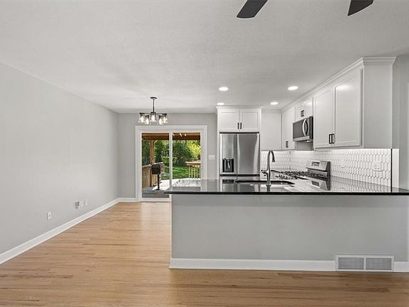 5th image of 11819 Beacon Ave