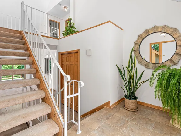 15604 White Pine Dr, Wayzata, MN 55391