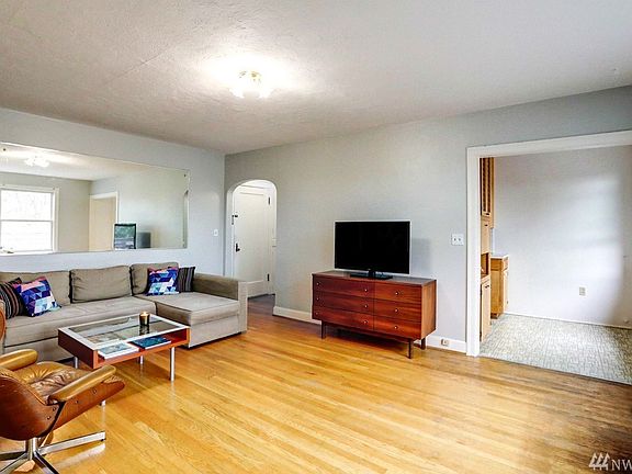 5th image of 711 Belmont Pl E APT 305