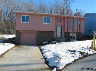 5060 Vernon Cir, Omaha, NE 68104