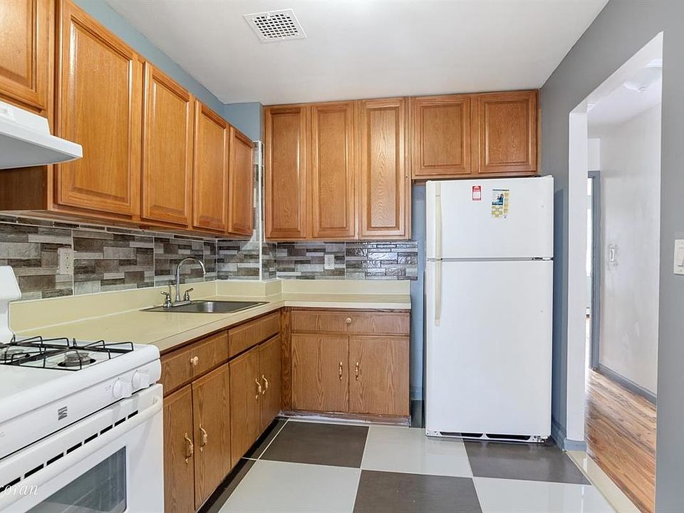 2nd image of 1152 Jefferson Ave #1