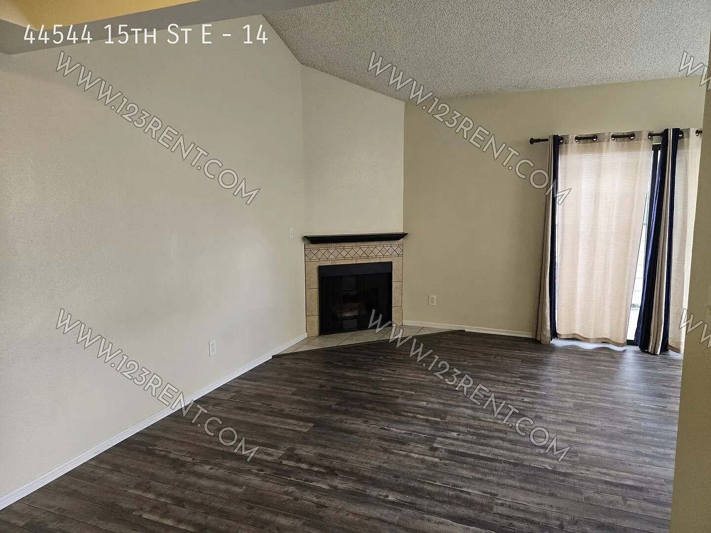 2bd/ 2bth 2 Story Townhome W/Fireplace East Lancaster — Photo 3
